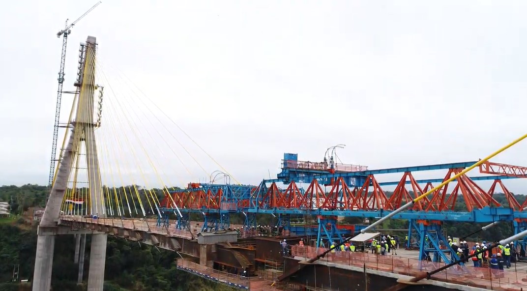 Bolsonaro e Benitez já se encontram caminhando pela nova ponte