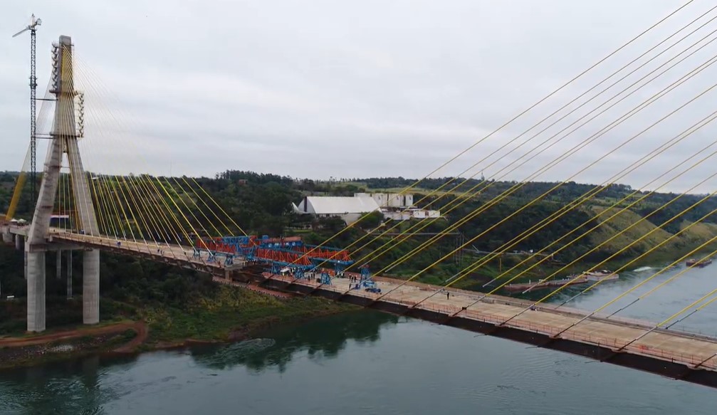 Bolsonaro e Benitez já se encontram caminhando pela nova ponte