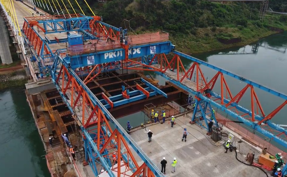 Bolsonaro e Benitez já se encontram caminhando pela nova ponte